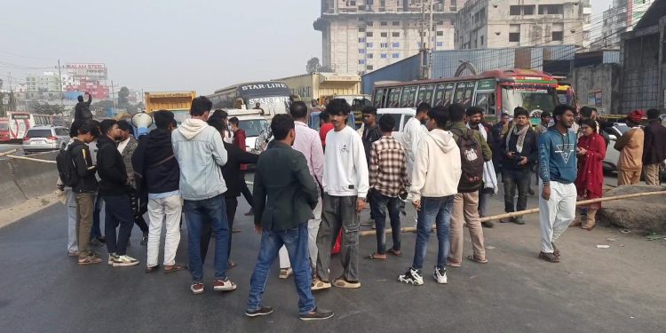 হাদির বিচারের দাবিতে ঢাকা-চট্টগ্রাম মহাসড়কে ছাত্র জনতার অবরোধ করে বিক্ষোভ