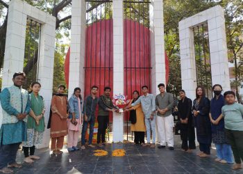 শহিদ বুদ্ধিজীবীদের স্মরণে শহীদ মিনারে পুষ্প স্তবক অর্পন