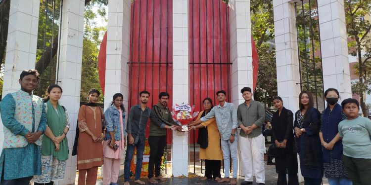 শহিদ বুদ্ধিজীবীদের স্মরণে শহীদ মিনারে পুষ্প স্তবক অর্পন