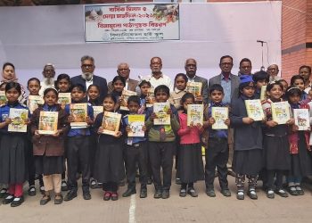 বছরের শুরুতে বই পেয়ে নতুন বইয়ের ঘ্রাণে নারায়ণগঞ্জের শিক্ষার্থীরা উচ্ছ্বাসিত 