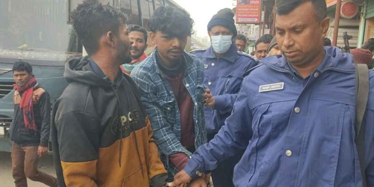 ফতুল্লায় দুই ছিনতাইকারী গ্রেপ্তার