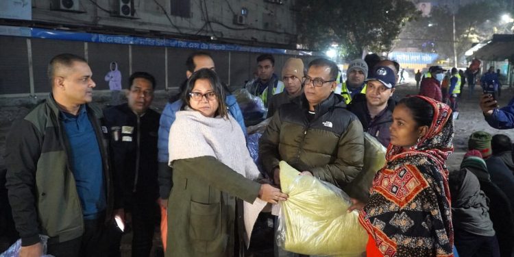 নারায়ণগঞ্জে শীতার্তদের মাঝে পুলিশ সুপারের কম্বল বিতরণ