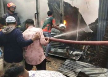 আড়াইহাজারে তুলার কারখানায় আগুন