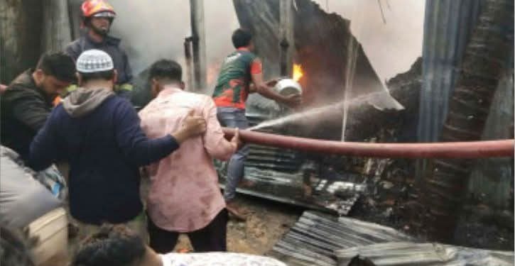 আড়াইহাজারে তুলার কারখানায় আগুন