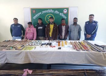 আড়াইহাজারে যৌথ বাহিনীর অভিযানে বিপুল পরিমাণ অস্ত্রসহ গ্রেফতার ৫
