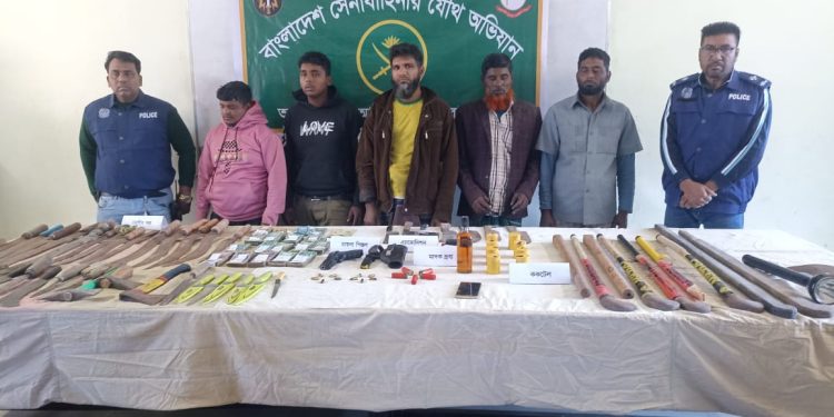 আড়াইহাজারে যৌথ বাহিনীর অভিযানে বিপুল পরিমাণ অস্ত্রসহ গ্রেফতার ৫