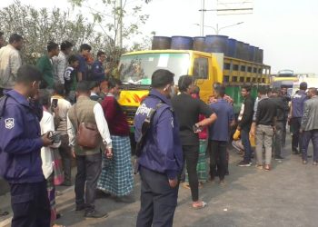 আদালতের সামনে পণ্যবাহী ট্রাকের চাপায় এক পথচারী নিহত