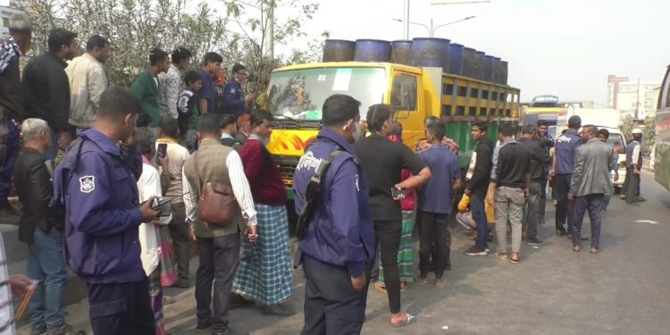 আদালতের সামনে পণ্যবাহী ট্রাকের চাপায় এক পথচারী নিহত