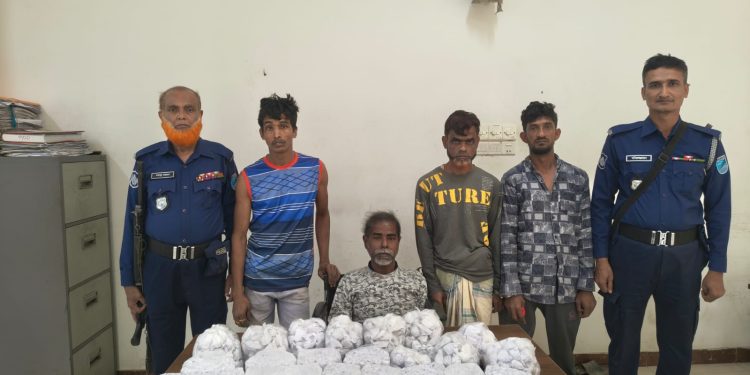 বন্দরে সেনাবাহিনীর সহায়তায় গাঁজা সহ গ্রেপ্তার ৪