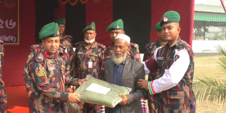 নারায়ণগঞ্জে বিজিবি উদ্যোগে অসহায় শীতার্তদের শীতবস্ত্র বিতরণ।