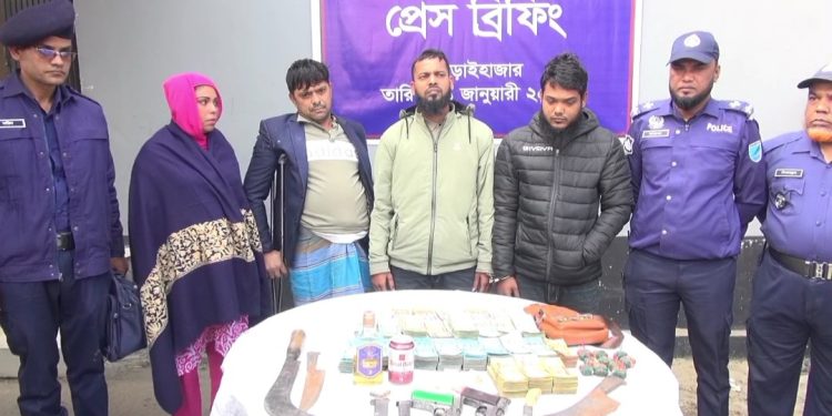 আড়াইহাজারে যৌথ বাহিনীর অভিযানে দেশি-বিদেশি অস্ত্র, মাদক ও নগদ অর্থসহ আটক ৪