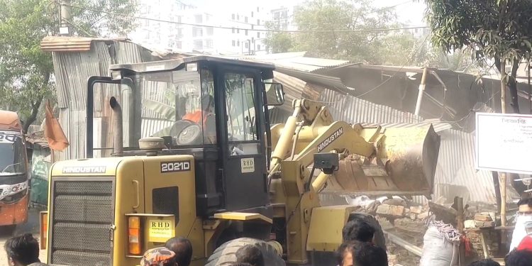 ঢাকা-চট্রগ্রাম মহাসড়কের নারায়ণগঞ্জে সড়ক ও জনপদের অবৈধ স্থাপনা উচ্ছেদ অভিযান