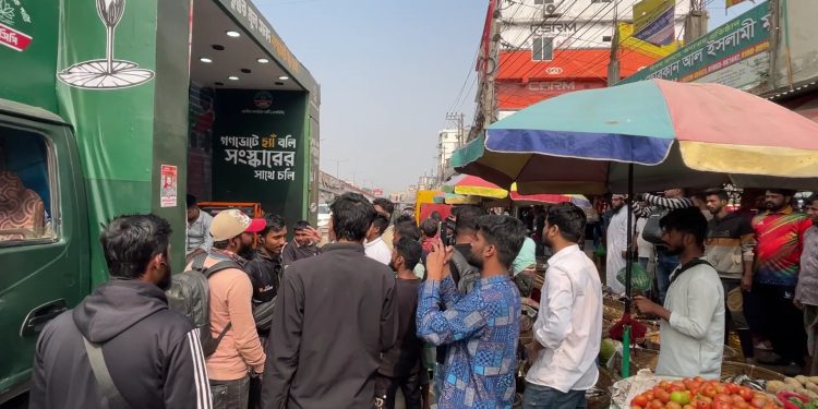 নারায়ণগঞ্জে এনসিপির ভোটের গাড়ি, গণভোটের পক্ষে প্রচারণা