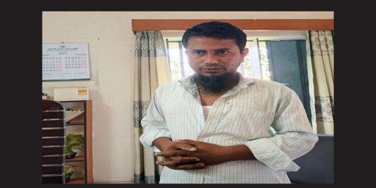 আড়াইহাজারে ছাত্রীকে ধর্ষণের অভিযোগে শিক্ষক আটক