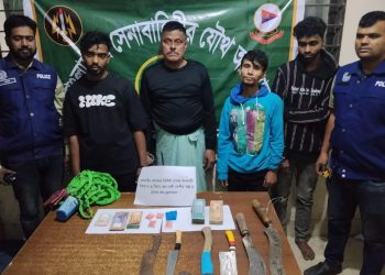 ফতুল্লায় যৌথ বাহিনীর অভিযানে ইয়াবা ও দেশীয় অস্ত্র সহ গ্রেপ্তার ৪