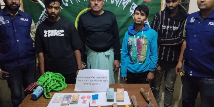 ফতুল্লায় যৌথ বাহিনীর অভিযানে ইয়াবা ও দেশীয় অস্ত্র সহ গ্রেপ্তার ৪