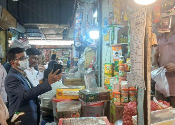 বাজার মনিটরিং করতে কালীরবাজারে ভ্রাম্যমান আদালতের অভিযান