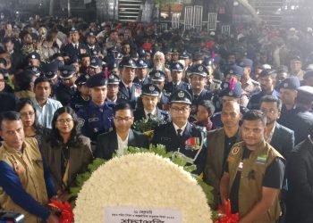 নারায়ণগঞ্জে একুশের প্রথম প্রহরে শহীদ মিনারে সর্বস্তরের পুস্পার্ঘ অর্পণ