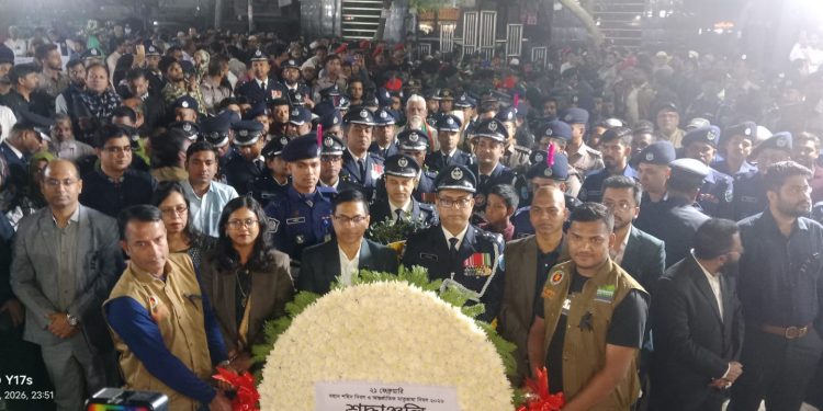 নারায়ণগঞ্জে একুশের প্রথম প্রহরে শহীদ মিনারে সর্বস্তরের পুস্পার্ঘ অর্পণ