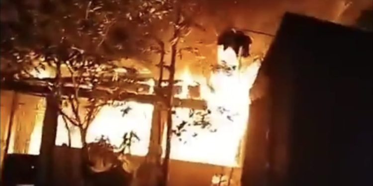 রুপগঞ্জে আগুনে ৫ টি বসত ঘর পুড়ে ছাই