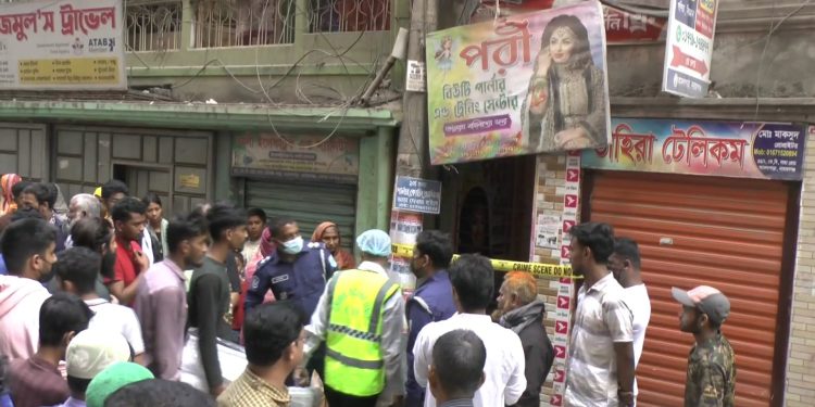 পার্লারের ভেতর থেকে বিউটিশিয়ান ইতির মরদেহ উদ্ধার, স্বামী আটক