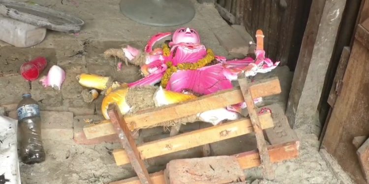 রূপগঞ্জে মন্দিরে হামলায় প্রতিমা ভাঙচুর, লুটপাট ও অগ্নিসংযোগ