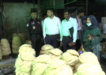 নারায়ণগঞ্জে খোলা টয়লেটের পাশে তৈরি হচ্ছে সেমাই, লাখ টাকা জরিমানা