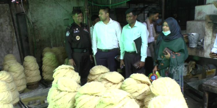 নারায়ণগঞ্জে খোলা টয়লেটের পাশে তৈরি হচ্ছে সেমাই, লাখ টাকা জরিমানা