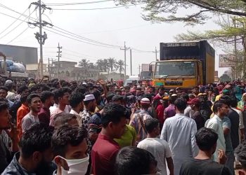 রুপগঞ্জে বকেয়া বেতনের দাবিতে পোশাক কারখানায় শ্রমিকদের মহাসড়ক অবরোধ, দীর্ঘ যানযট