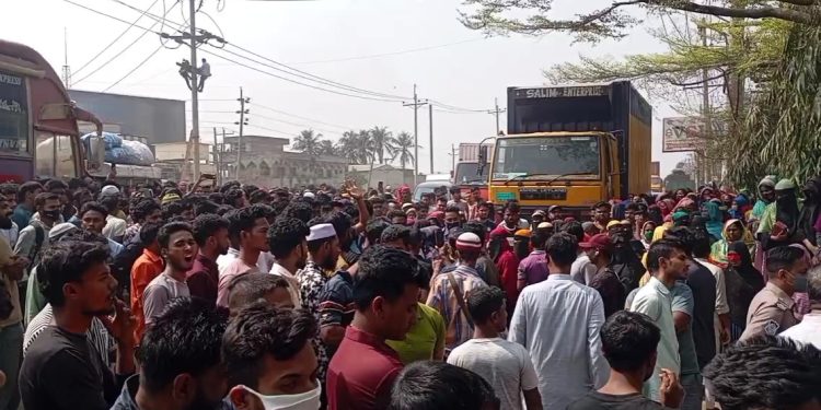 রুপগঞ্জে বকেয়া বেতনের দাবিতে পোশাক কারখানায় শ্রমিকদের মহাসড়ক অবরোধ, দীর্ঘ যানযট