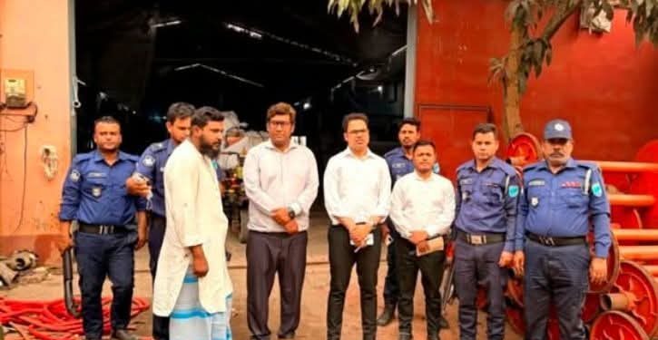 আড়াইহাজারে পরিবেশ দূষনের দায়ে দুই কারখানাকে জরিমানা