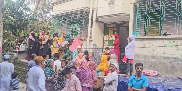 রুপগঞ্জে বিদ্যুৎস্পৃষ্টে বাবা নিহত ছেলে আহত