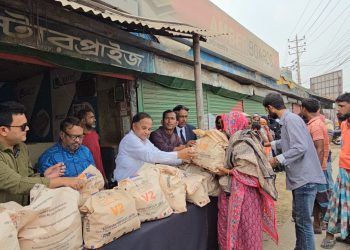 হযরত ওয়ায়েজ করুনী(রাঃ) ফাউন্ডেশনের উদ্যোগে ইফতার ও ঈদ সামগ্রী বিতরণ