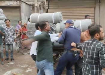 নারায়ণগঞ্জে মাদকের অভিযানে গিয়ে মার/ধরের শিকার পুলিশ 