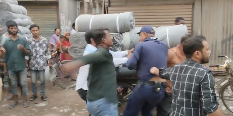 নারায়ণগঞ্জে মাদকের অভিযানে গিয়ে মার/ধরের শিকার পুলিশ 