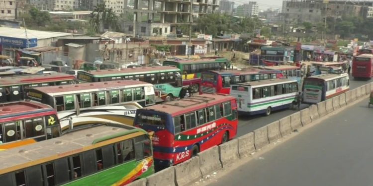 ঈদ যাত্রায় মহাসড়কে যানবাহন ও যাত্রীর চাপ বেড়েছে, যানজট না থাকায় স্বস্তি