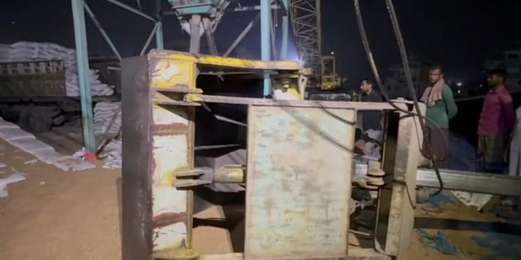 রূপগঞ্জে ক্রেনের তার ছিড়ে দুই শ্রমিক নি/হত