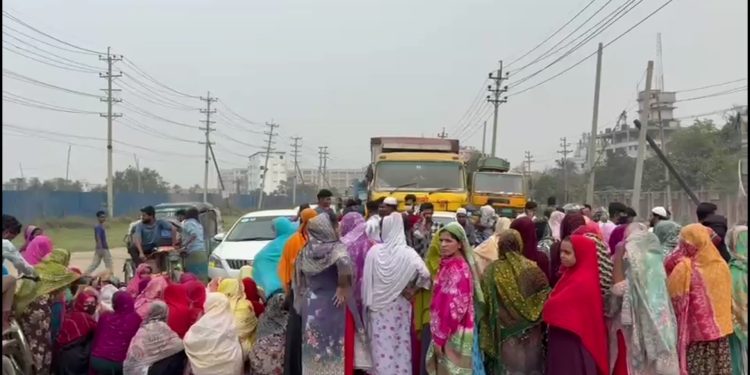 রুপগঞ্জে পোশাক কারখানার শ্রমিকদের অবরোধ করে বিক্ষোভ 