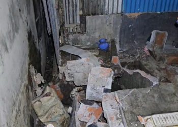 সিদ্ধিরগঞ্জে গ্যাস লিকেজে বিস্ফোরণ উড়ে গেল বাড়ির ছাদ