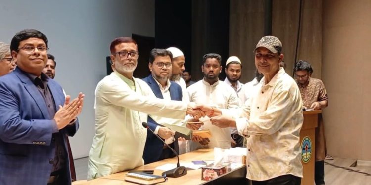 পরিচ্ছন্নতাকর্মীদের মাঝে প্রধানমন্ত্রীর নগদ অর্থ উপহার তুলে দিলেন সাখাওয়াত