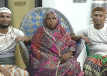 ছেলে ৬০ বছর বয়সে প্রথম জামদানি জড়ালেন তাতী মায়ের