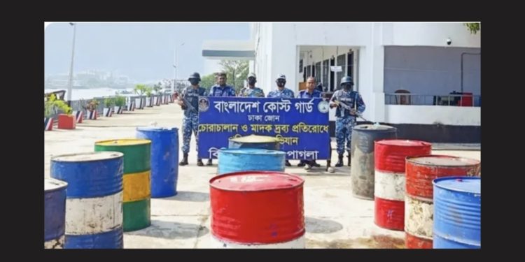 ফতুল্লা ২ হাজার ২০০ লিটার অবৈধভাবে মজুদকৃত জ্বালানি তেল জব্দ করলো কোস্ট গার্ড
