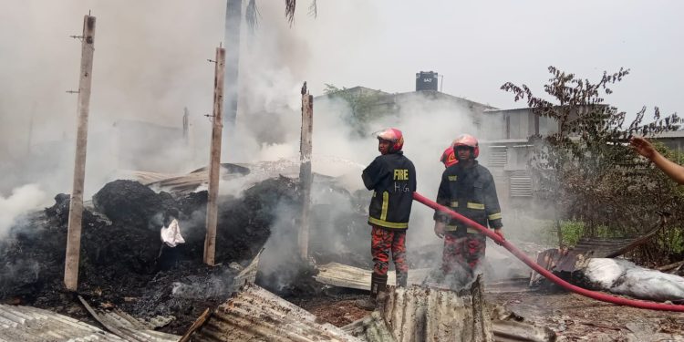 ফতুল্লায় জুটের গোডাউনে ভয়াবহ অগ্নিকাণ্ড