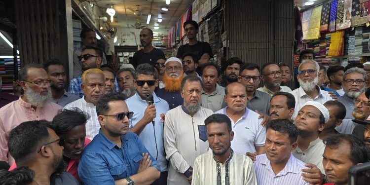 উচ্ছেদ অভিযানকারীদের সাথে বিশৃঙ্খলা করার এত সাহস কোথায় পান-হকারকে আশা