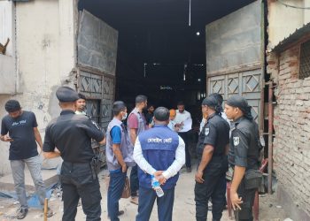 ফতুল্লায় বায়ুদূষণের অভিযোগে দুই প্রতিষ্ঠানকে জরিমানা