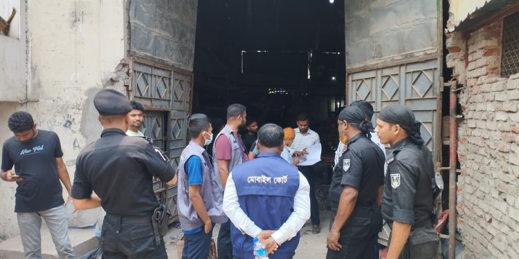 ফতুল্লায় বায়ুদূষণের অভিযোগে দুই প্রতিষ্ঠানকে জরিমানা