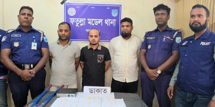 ফতুল্লায় ব্যবসায়ীর বাড়িতে ডাকাতির ঘটনায় তিন ডাকাত গ্রেপ্তার