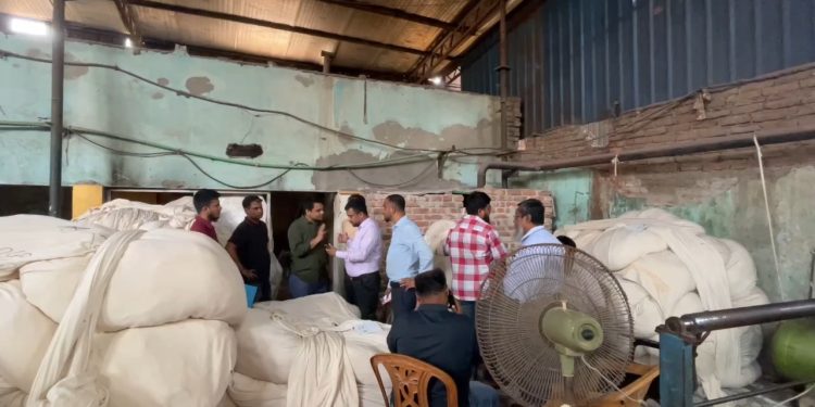 ফতুল্লায় মিটারে বিশেষ  চুম্বক বসিয়ে ডায়িং কারখানায় গ্যাস চুরি,অভিযানে জরিমানা