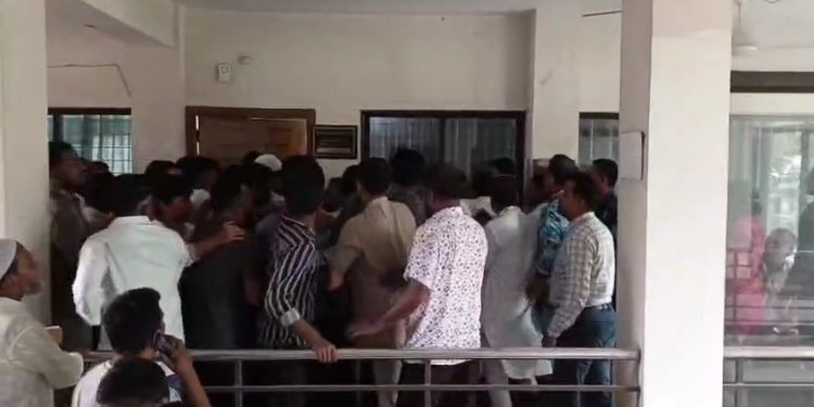 বক্তাবলী ঘাটের সিডিউল জমা দেয়া নিয়ে বিএনপি-এনসিপি সংঘর্ষ