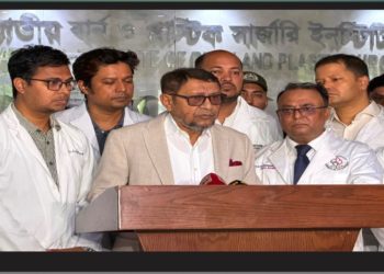 নারায়ণগঞ্জে গ্যাস লিকেজ থেকে বিস্ফোরণে দগ্ধ স্বামী-স্ত্রী ও সন্তানদের দেখতে গেলেন স্বাস্থ্যমন্ত্রী